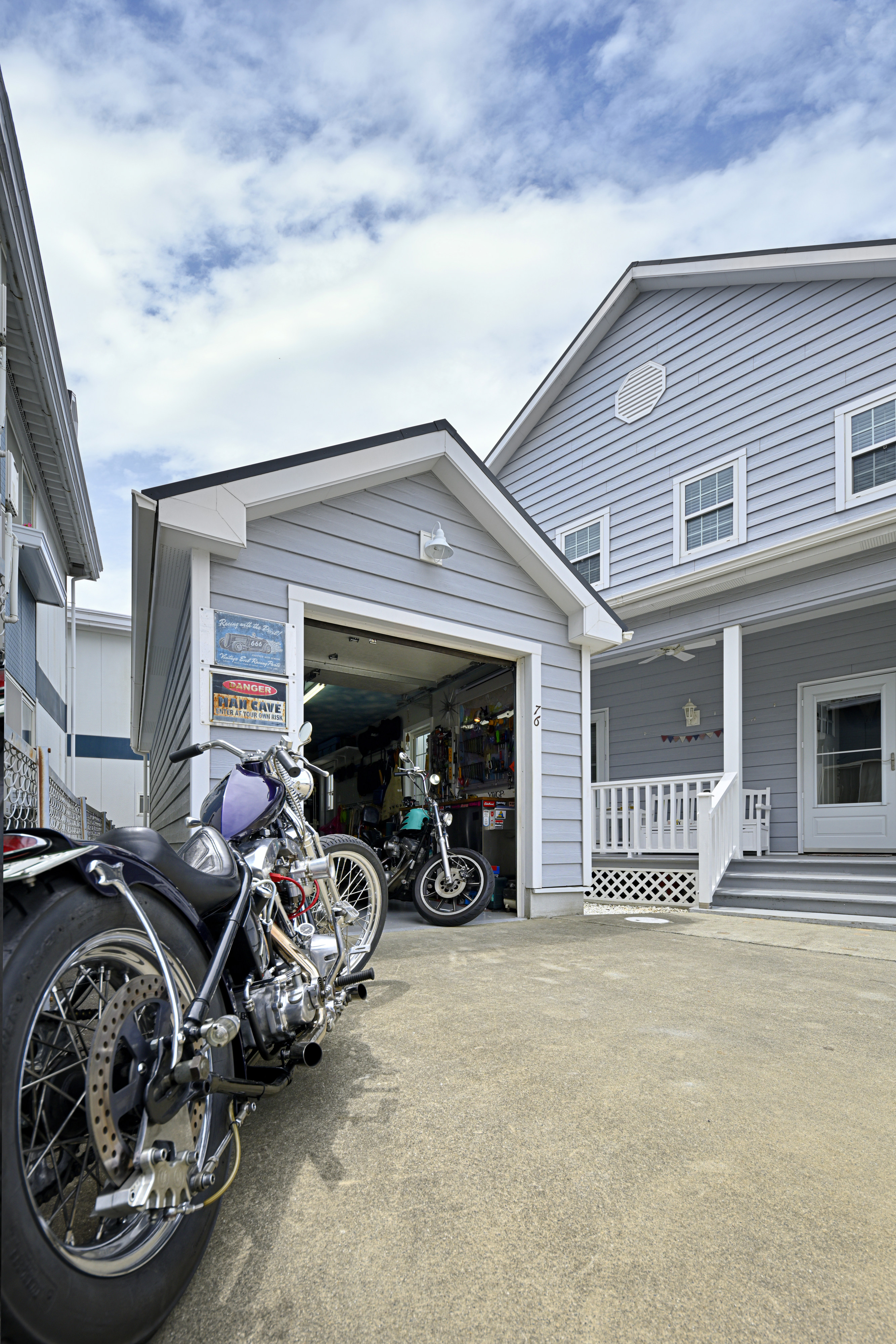 実例 バイクガレージ 輸入住宅を建てるなら本物の素材と技術でつくるユニバーシス