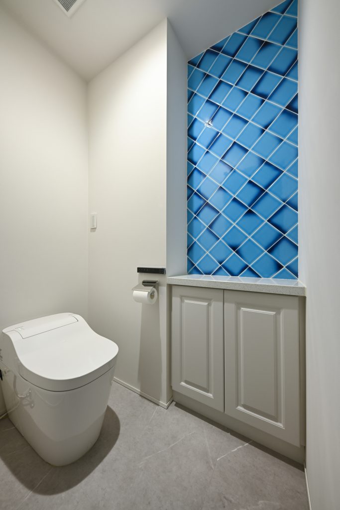 青いトイレのインテリアの実例